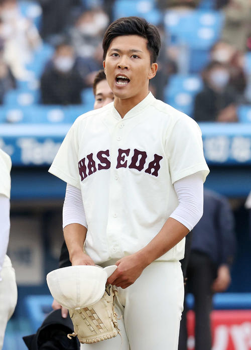 慶大対早大 勝利し応援席にあいさつする早大・早川(撮影・鈴木正人)