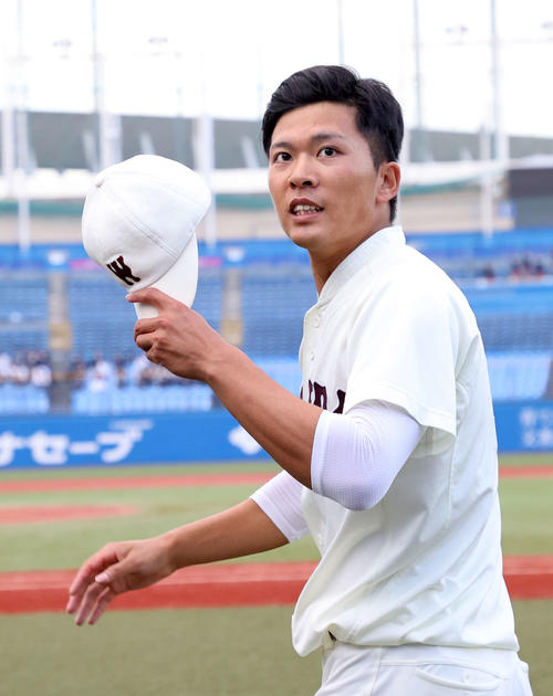 慶大対早大 勝利し引き揚げる早大・早川(撮影・鈴木正人)