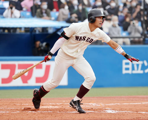 慶大対早大 6回裏早大1死三塁、瀧沢は右越え適時二塁打を放つ(撮影・鈴木正人)