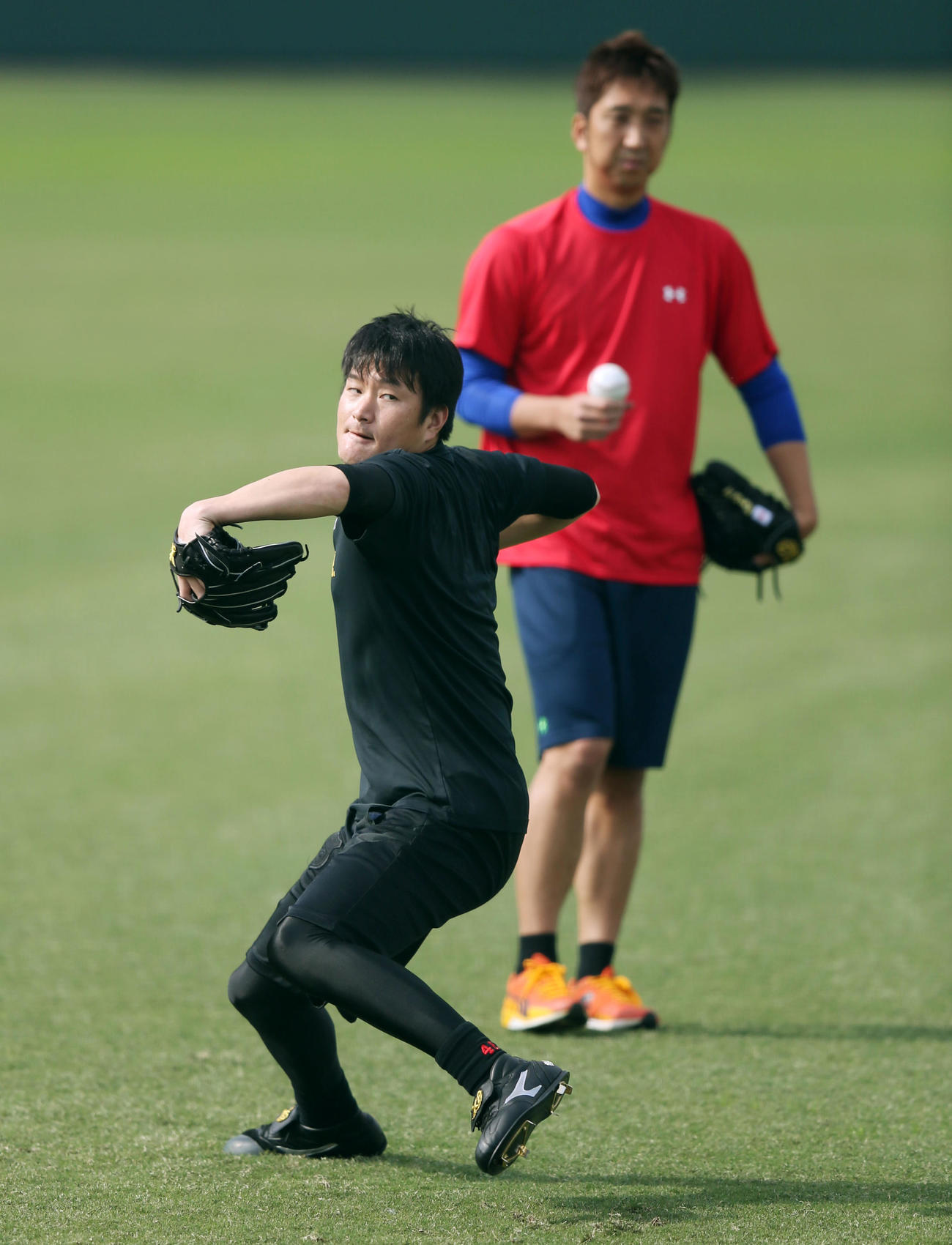 15年1月、沖縄の自主トレでレンジャース藤川（右）の前でキャッチボールを行う鶴