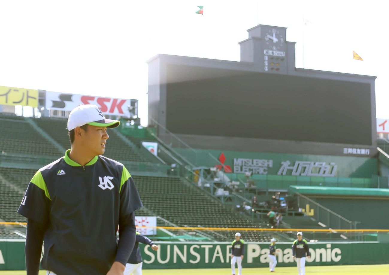 1軍合流のヤクルトの奥川恭伸は甲子園球場で体を動かす（2020年11月3日撮影）