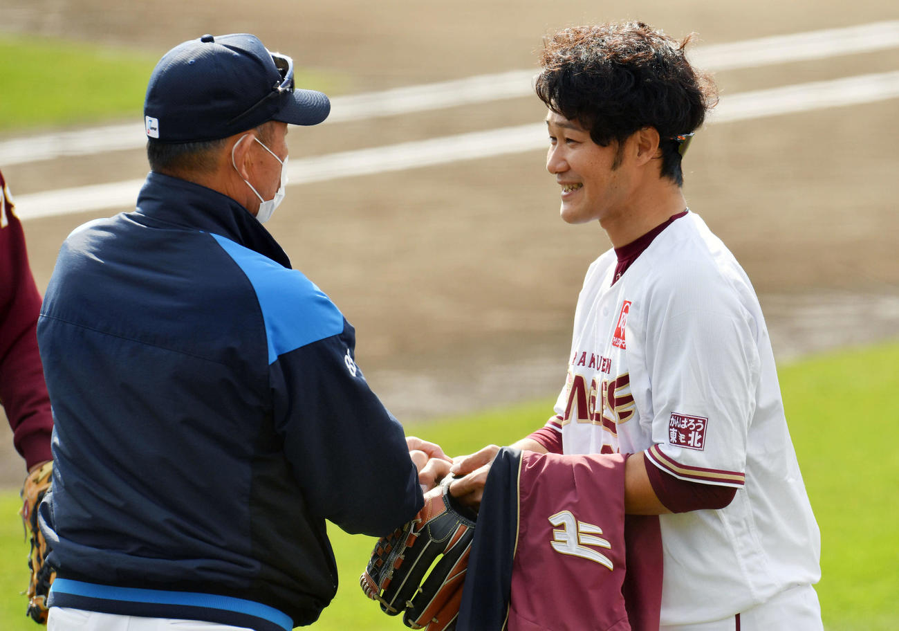 楽天対西武　試合前練習で西武辻監督（左）と握手を交わす楽天久保（撮影・滝沢徹郎）