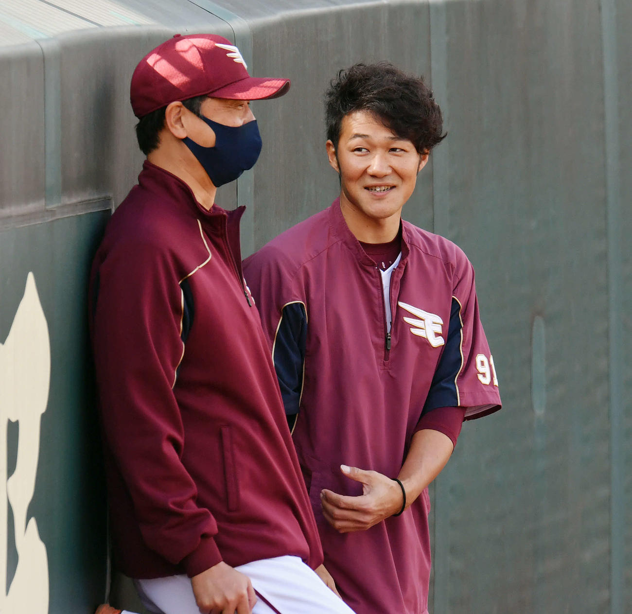 楽天対西武　試合前に伊藤投手チーフコーチ（左）と話す久保（撮影・滝沢徹郎）