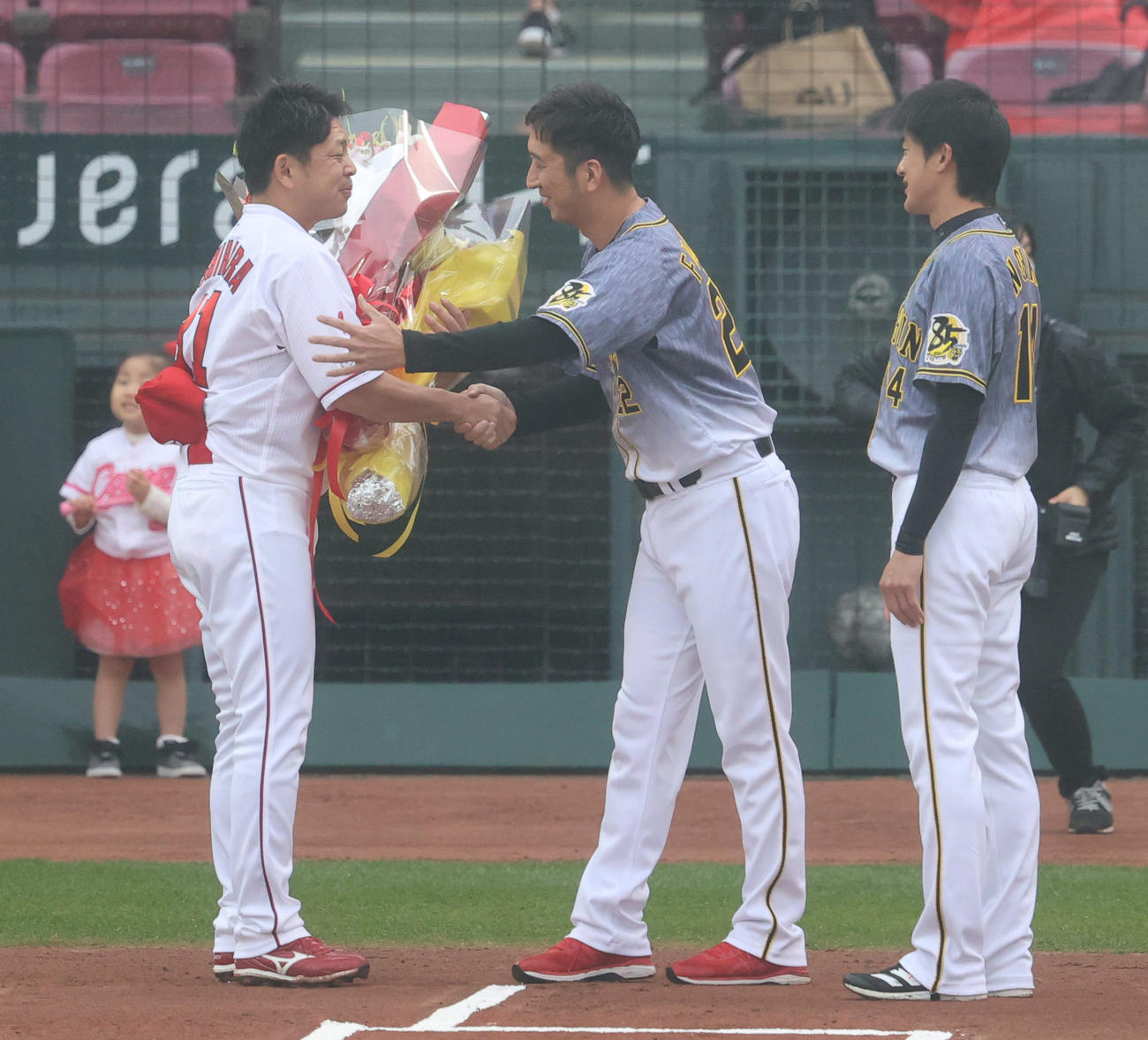 広島対阪神　試合前、阪神能見篤史（右）、藤川球児（中央）から引退する石原慶幸に花束が贈られる（撮影・清水貴仁）