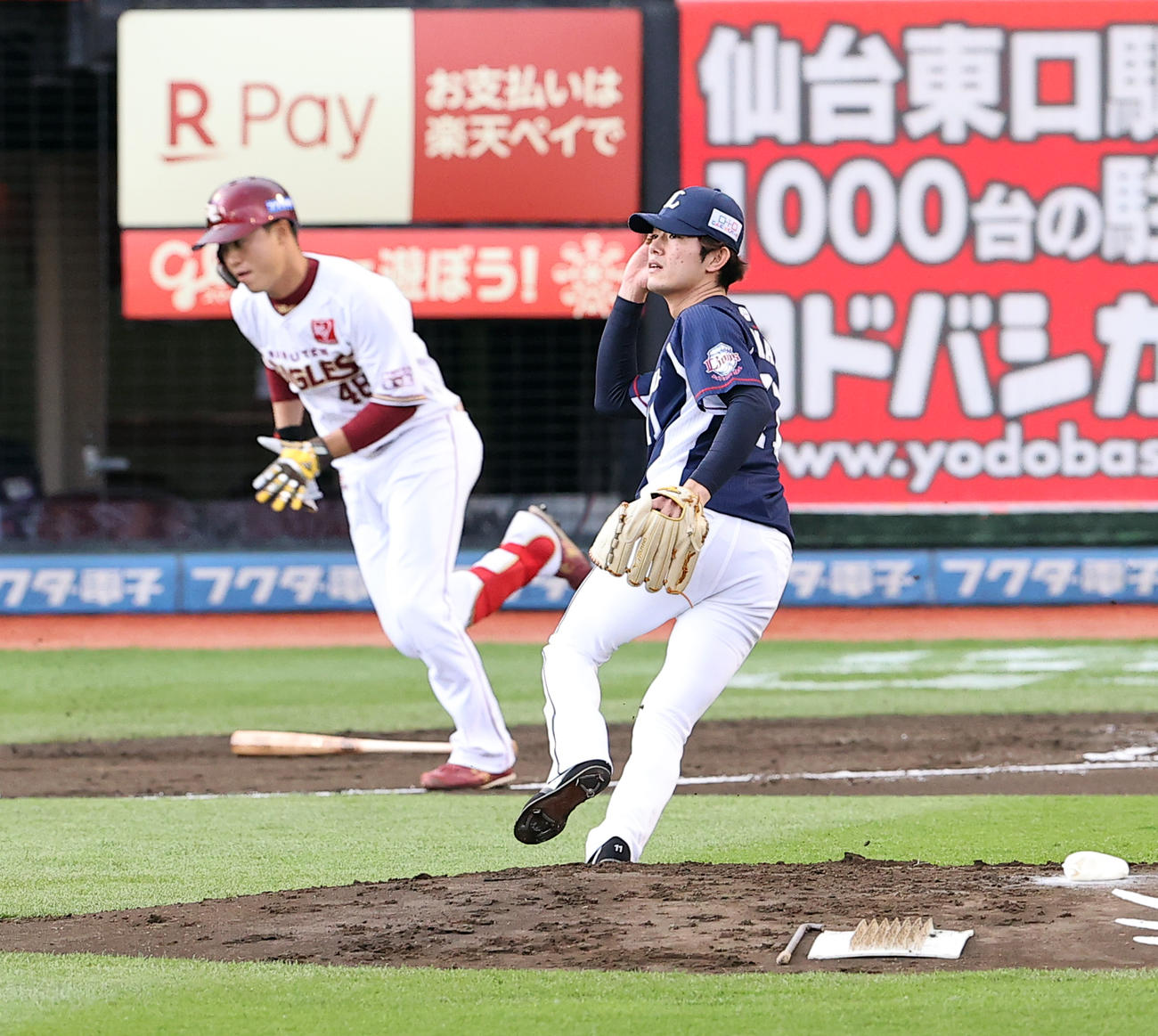 楽天対西武　1回裏楽天2死一、三塁、渡辺佳に勝ち越し適時打を許し、打球を見ながらホームに走りだす今井（撮影・浅見桂子）