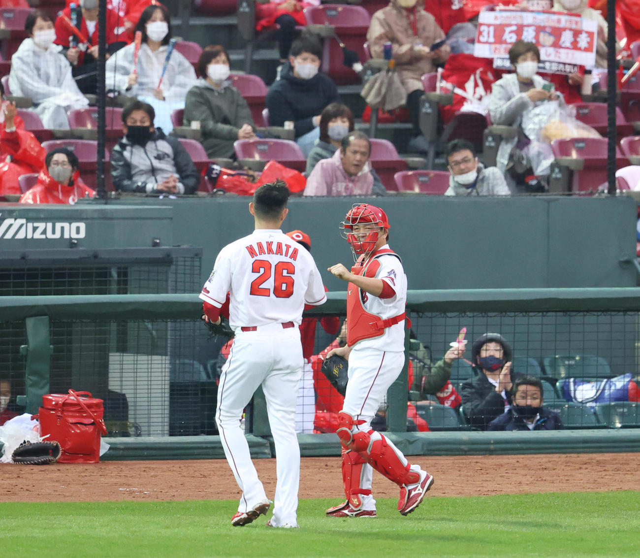 広島対阪神　8回、3アウトを奪い中田廉（左）とタッチを交わす捕手石原慶幸（撮影・清水貴仁）