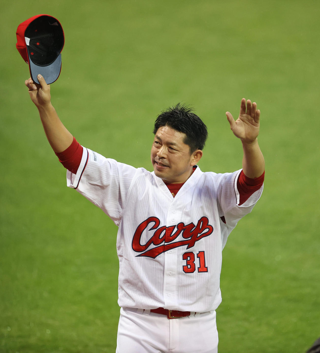 引退セレモニーで場内1周しファンにあいさつする石原慶幸（撮影・清水貴仁）