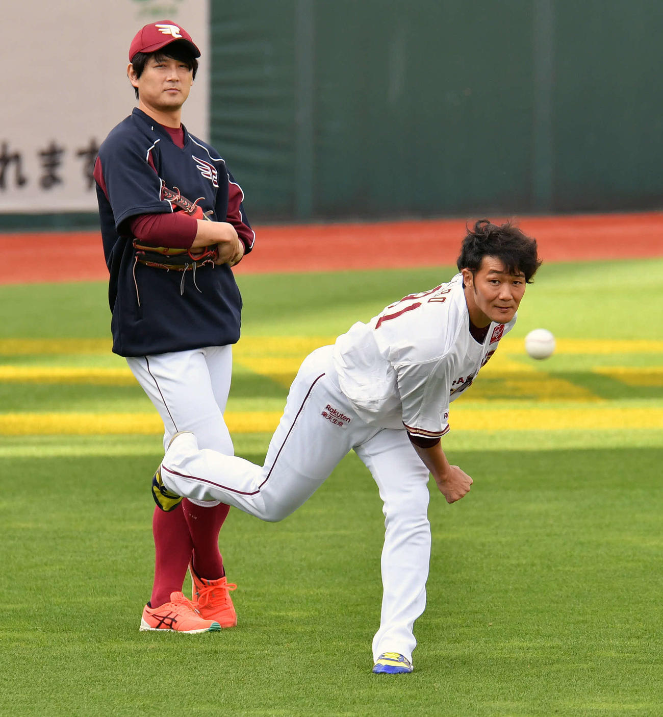楽天対西武　試合前に投球練習する楽天久保（右）。左は涌井（撮影・滝沢徹郎）