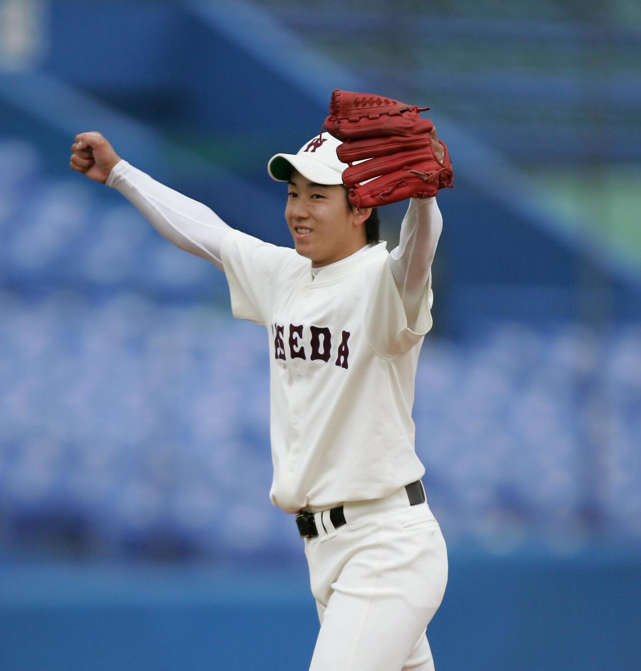 07年10月30日、慶応を完封で下し優勝を決めガッツポーズする早大・斎藤佑樹