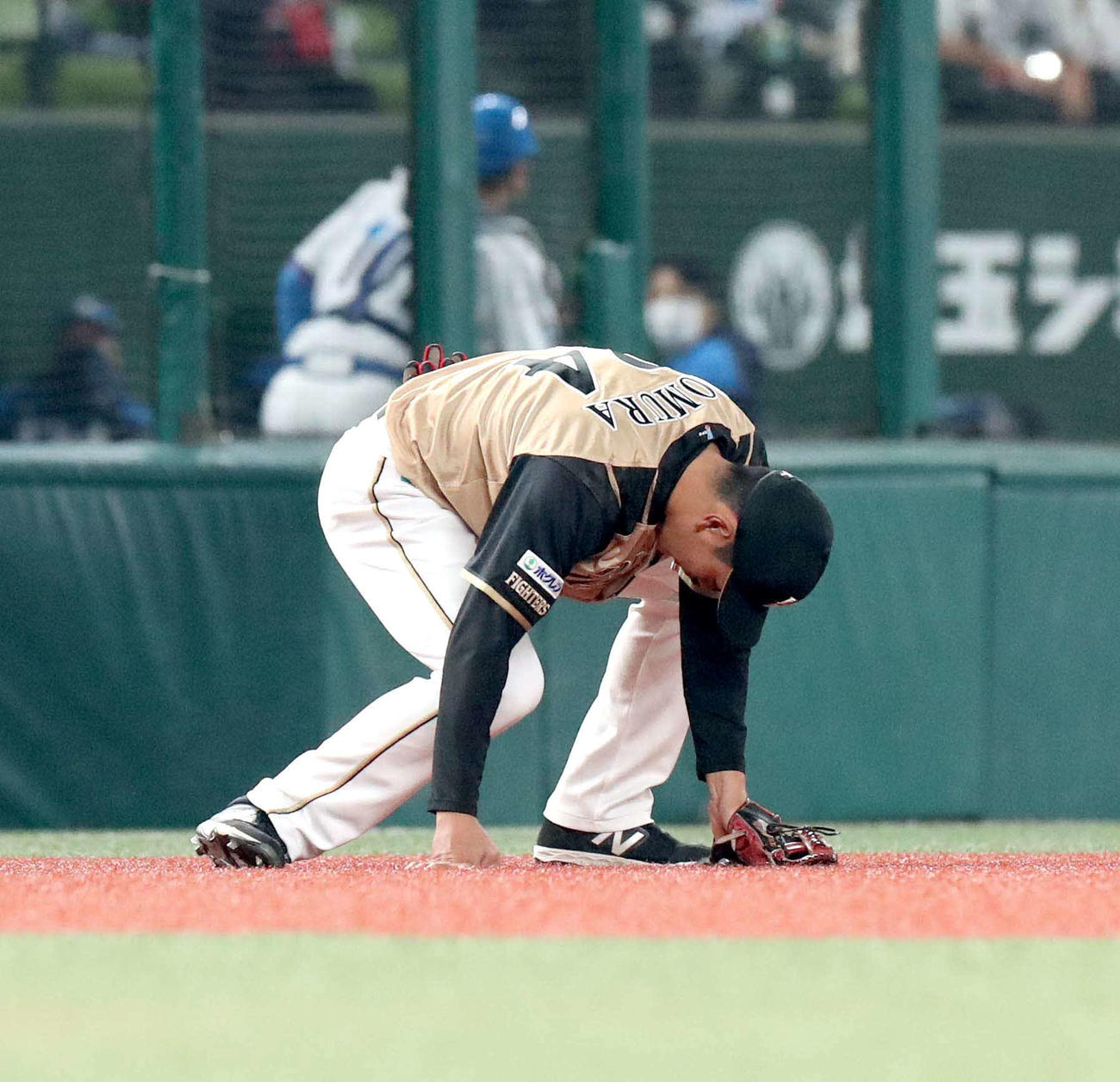 11月2日、西武中村の打球をファンブルし捕球出来ない日本ハム野村