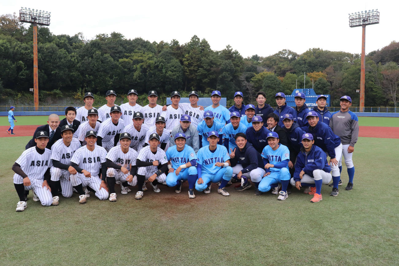 亜大－日体大　試合後、集合写真と撮る両チームの4年生。3段目左から4人目が内間、9人目が森、2段目左から3人目が矢野、4人目が平内（撮影・保坂淑子）