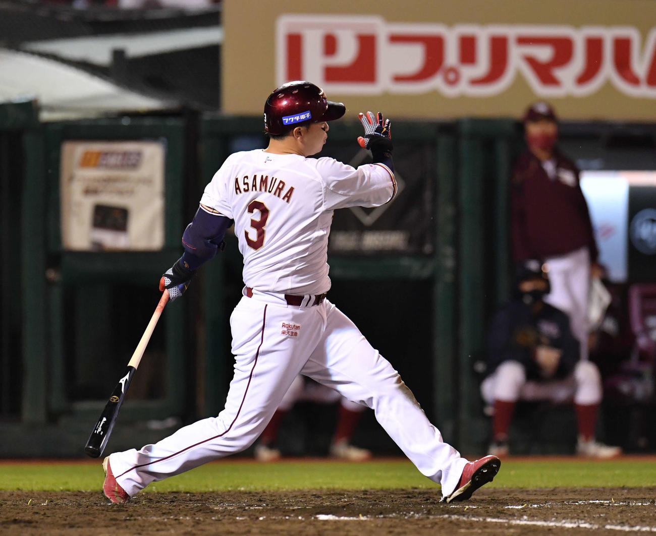 楽天対西武　7回裏楽天1死一、二塁、浅村は空振り三振に倒れる（撮影・滝沢徹郎）