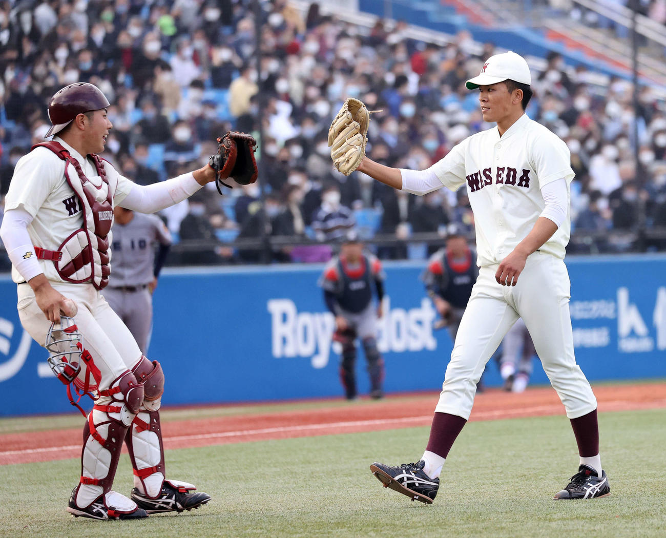 慶大対早大　勝利し岩本（左）とタッチする早大・早川（撮影・鈴木正人）
