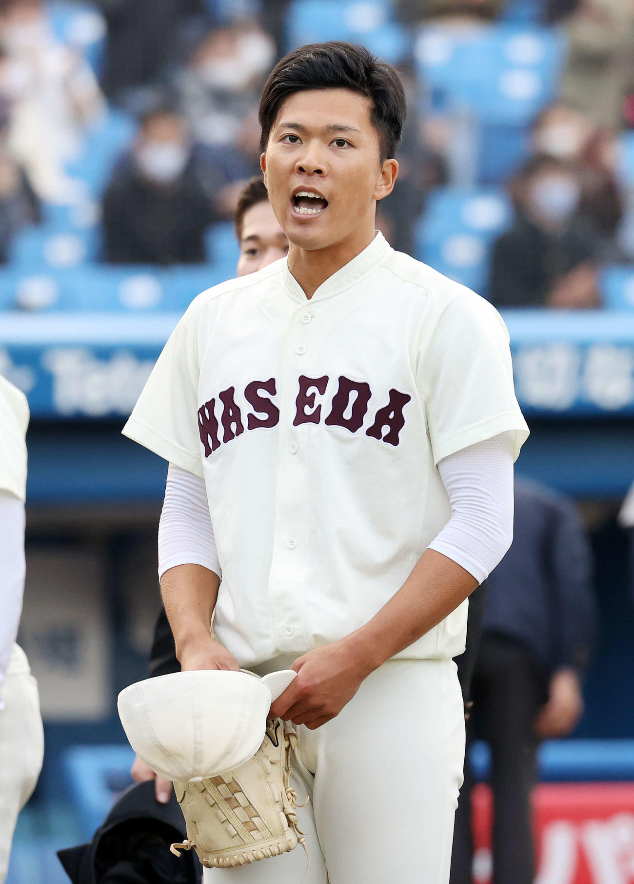 慶大対早大　勝利し応援席にあいさつする早大・早川（撮影・鈴木正人）