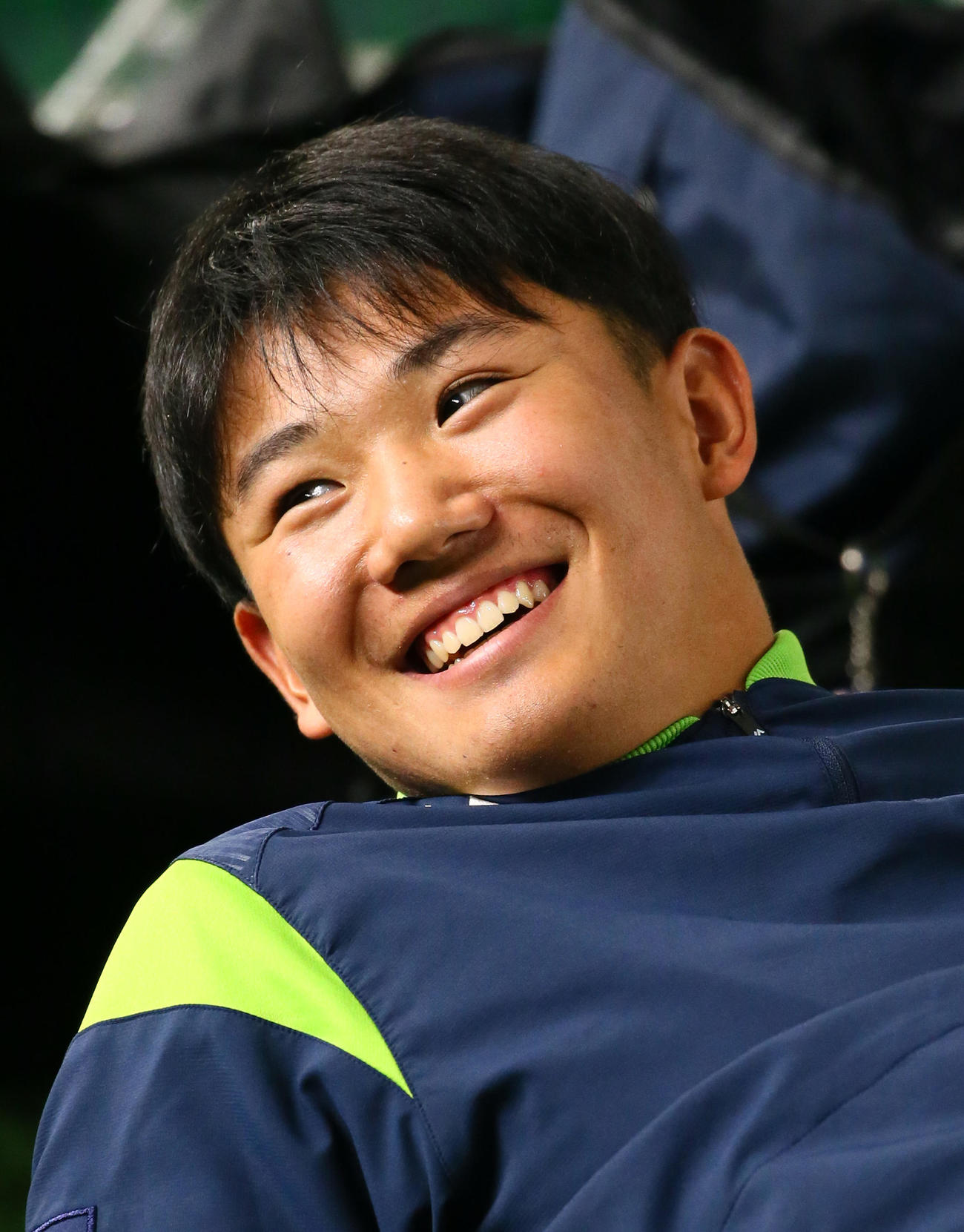 練習中、笑顔を見せるヤクルト奥川（撮影・足立雅史）