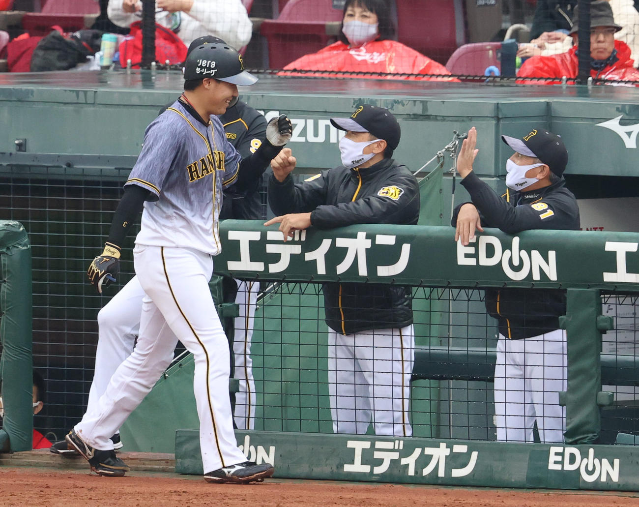 広島対阪神　6回表阪神無死、左越えの28号本塁打を放ち矢野監督（中央）とタッチを交わす大山（撮影・清水貴仁）