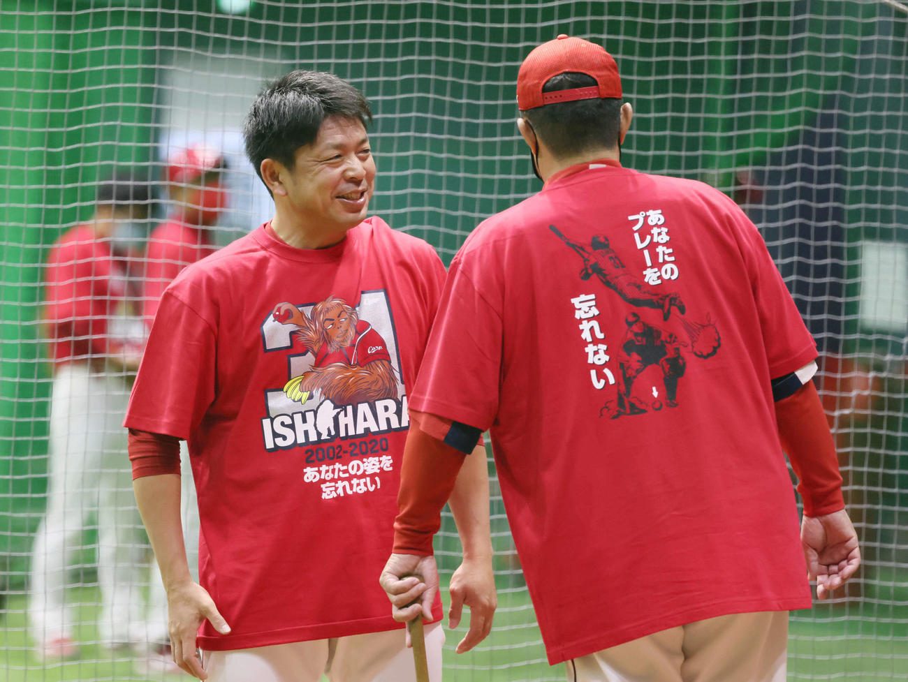 石原慶幸引退記念Tシャツを着た石原慶（左）と佐々岡監督（撮影・加藤孝規）