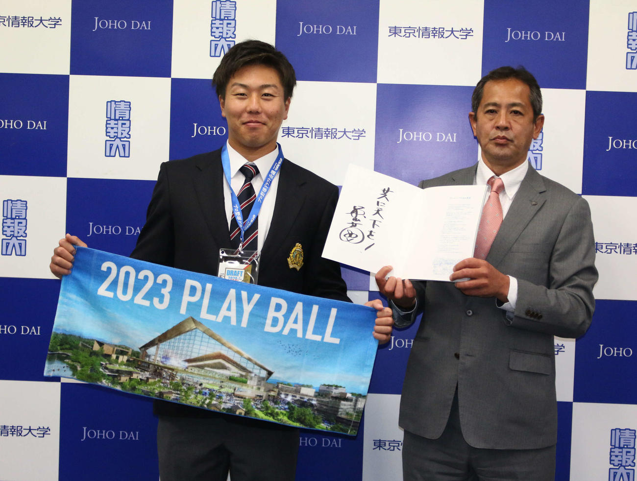 日本ハムから指名あいさつを受けた育成ドラフト2位の東京情報大・斉藤（左）と担当の高橋スカウト（撮影・木下大輔）