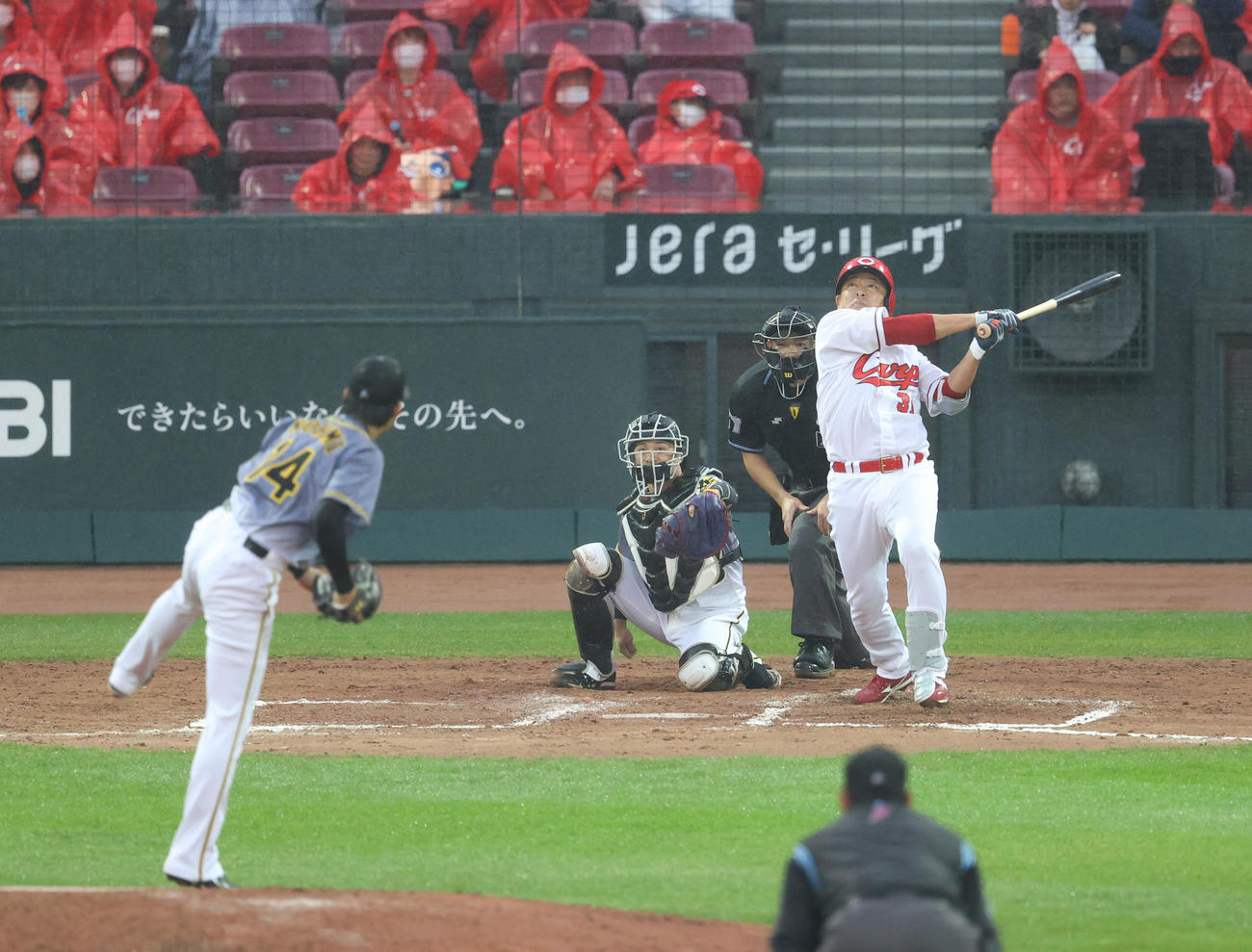 同級生の阪神能見篤史と対戦した石原慶幸は右飛に倒れる（撮影・清水貴仁）