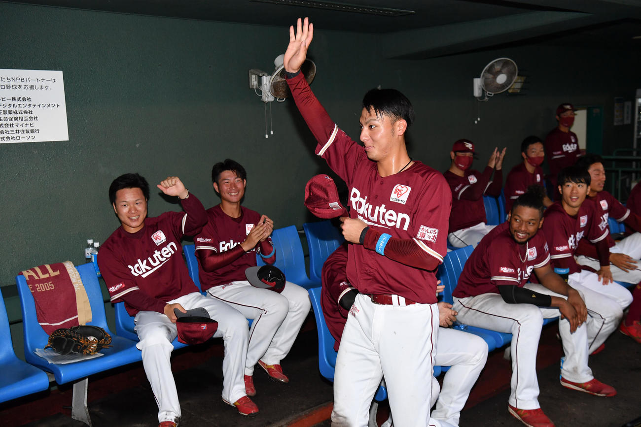 ソフトバンク対楽天　ヒーローになった村林一輝は笑顔でナインとハイタッチ（代表撮影）