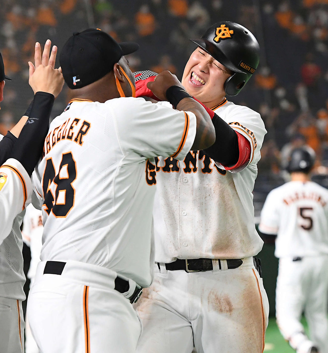 巨人対ヤクルト　3回裏巨人1死一、二塁、30号3点本塁打を放った岡本和真は笑顔でナインとハイタッチ（撮影・たえ見朱実）