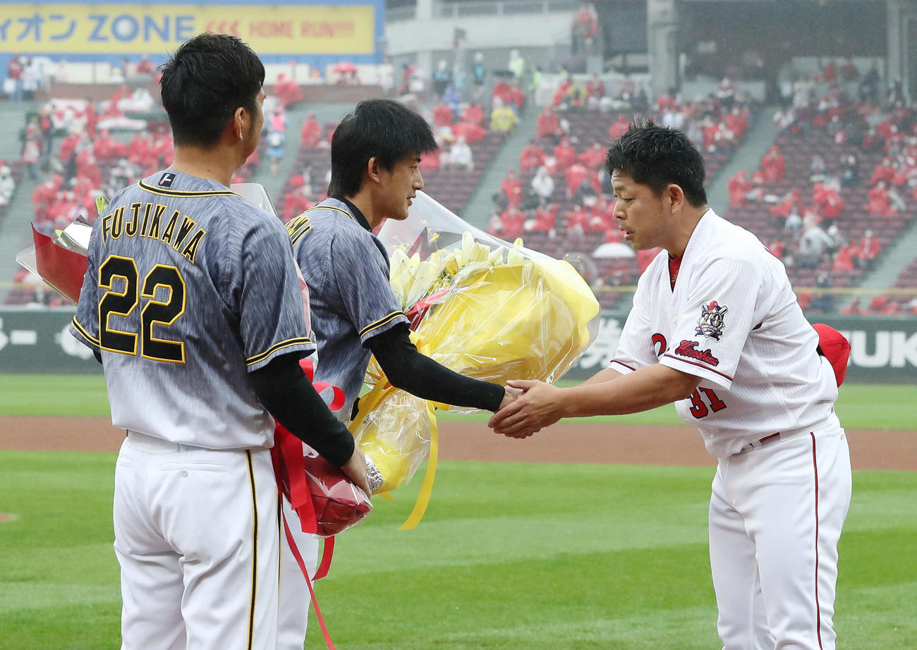 能見（中央）、藤川（左）から花束を受け取る石原慶（代表撮影）