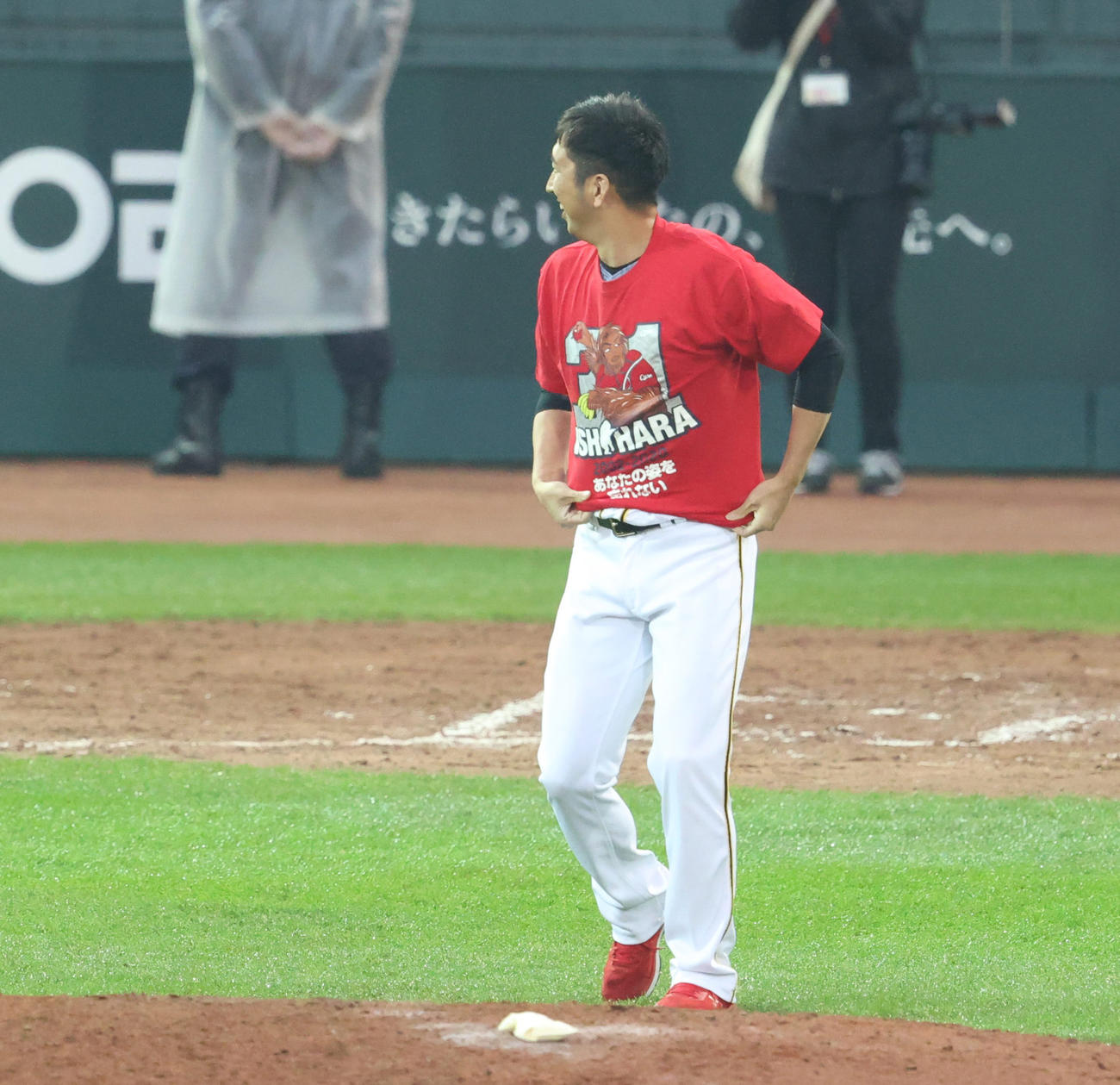 広島対阪神　試合後、石原慶幸の引退記念Tシャツを着てあいさつする藤川球児（撮影・清水貴仁）