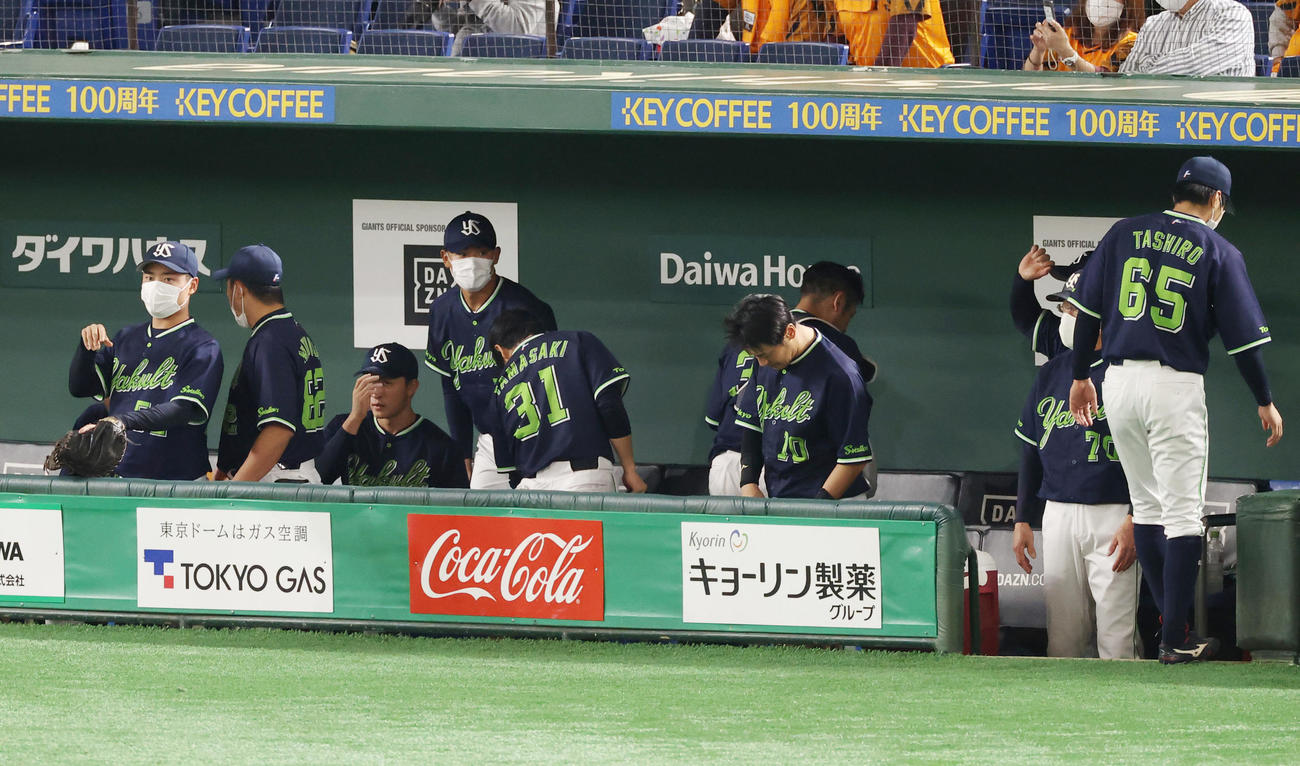 巨人対ヤクルト　4回、ベンチで選手たちを見渡すヤクルト奥川（左から4人目）（撮影・垰建太）