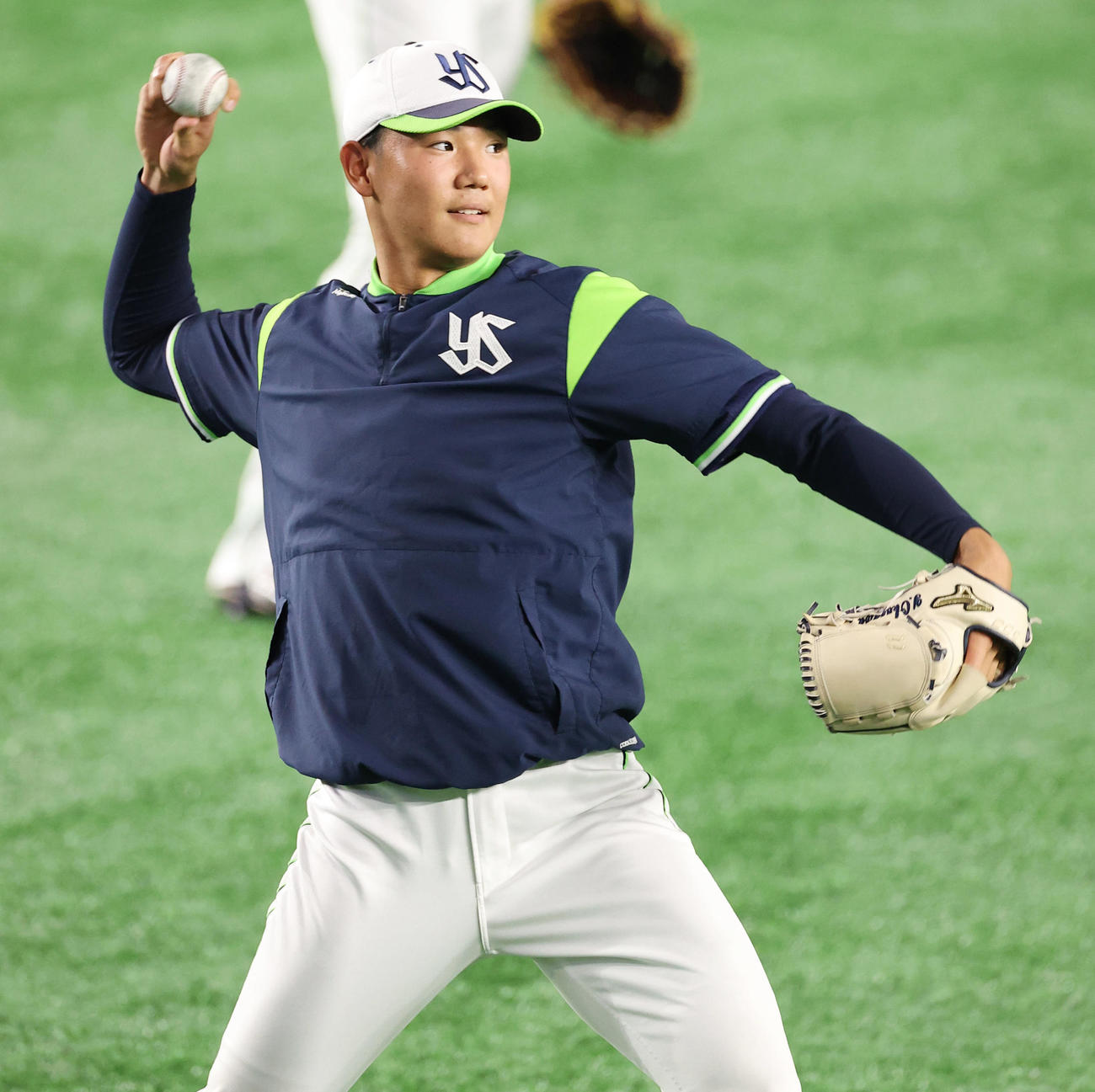 巨人対ヤクルト　試合前、キャッチボールで調整するヤクルト奥川（撮影・垰建太）