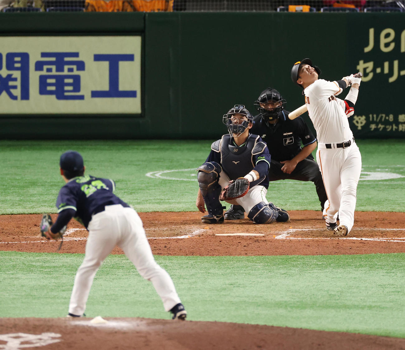 巨人対ヤクルト　4回裏巨人2死、打球を打ち上げ一邪飛に倒れる坂本。投手小川（撮影・垰建太）