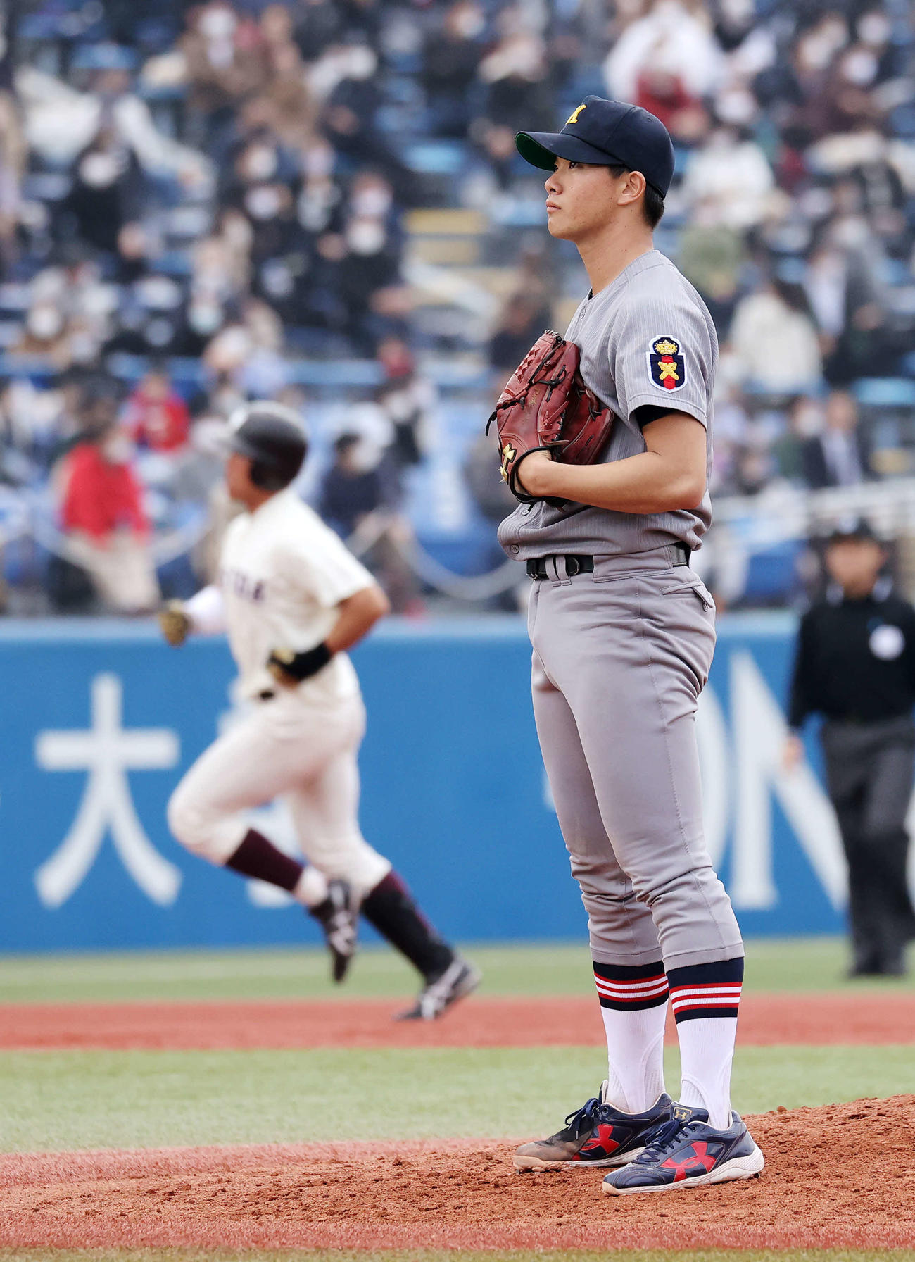 慶大対早大　7回裏早大1死一塁、蛭間（左）に左越え本塁打を放たれ悔しそうな表情を見せる慶大・木沢（撮影・鈴木正人）