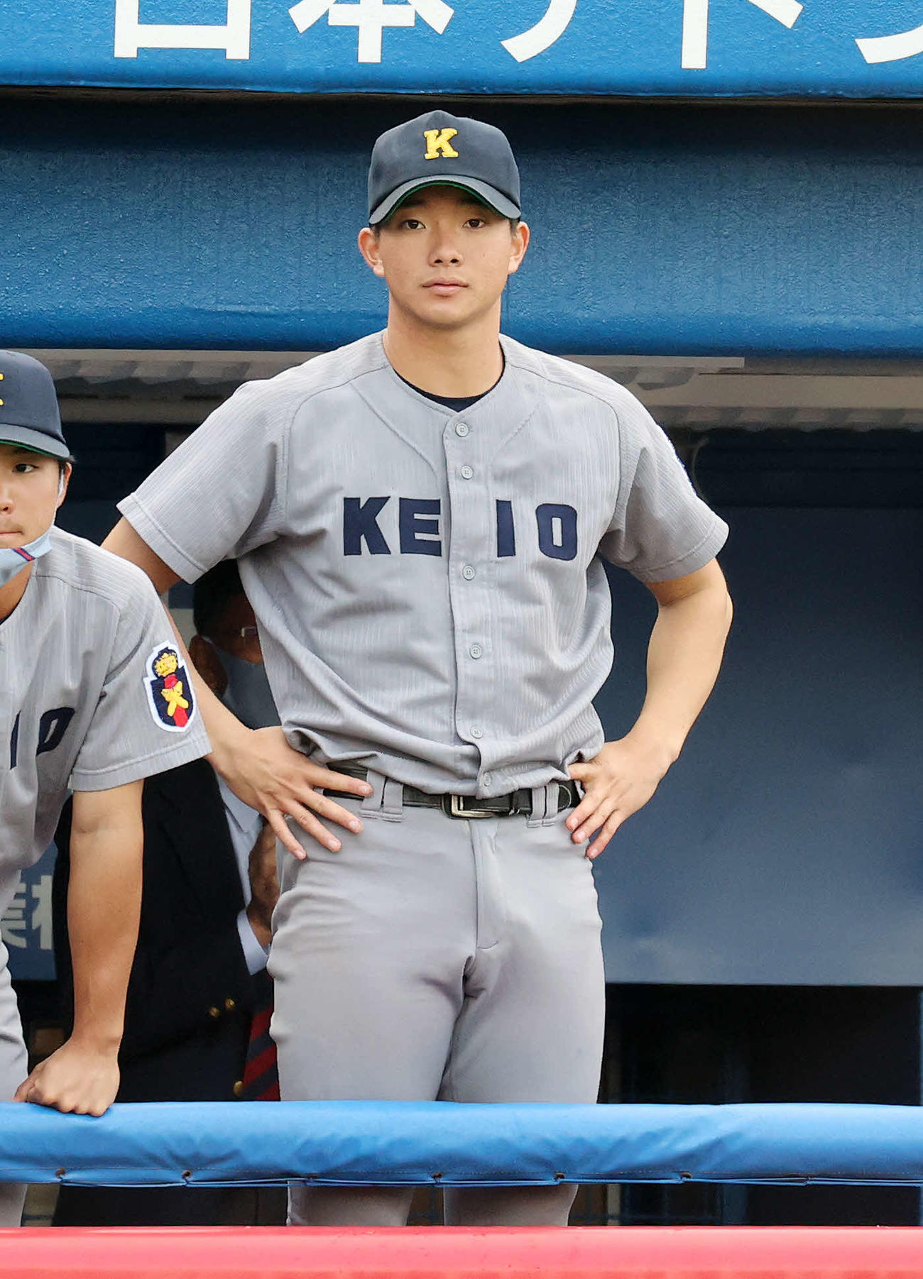 慶大対早大　9回表、戦況を見つめる慶大・木沢（撮影・鈴木正人）