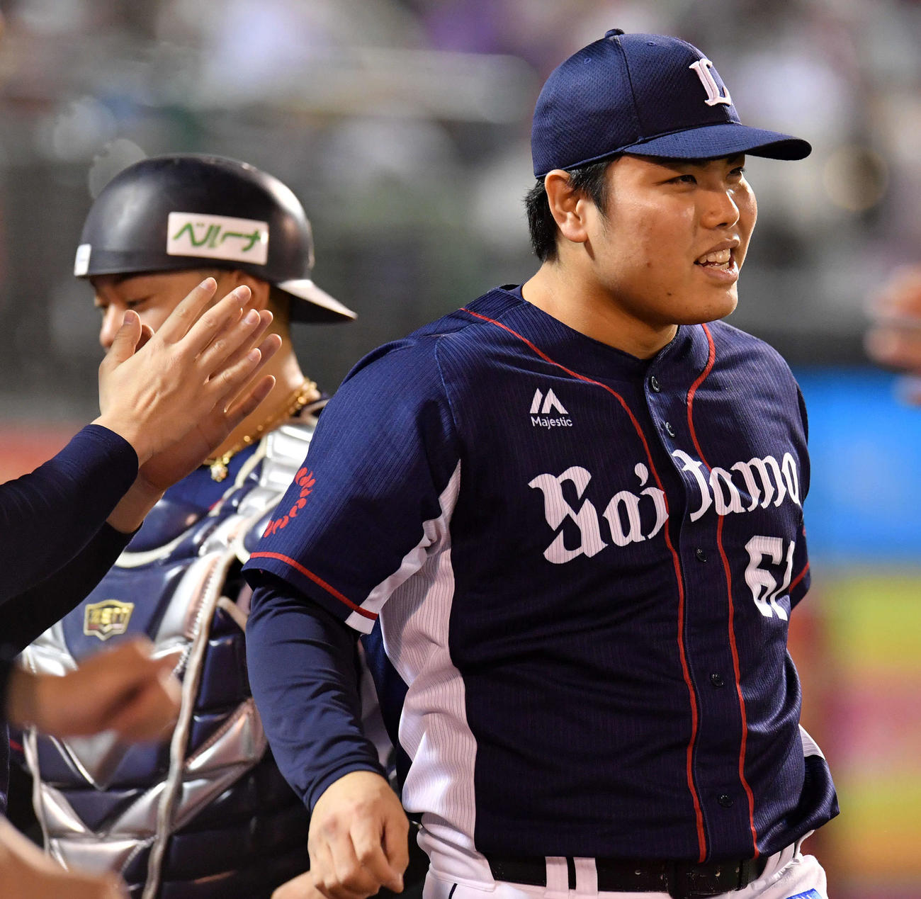 楽天対西武　7回裏を投げ終え笑顔で引き揚げる西武平良（手前）（撮影・滝沢徹郎）