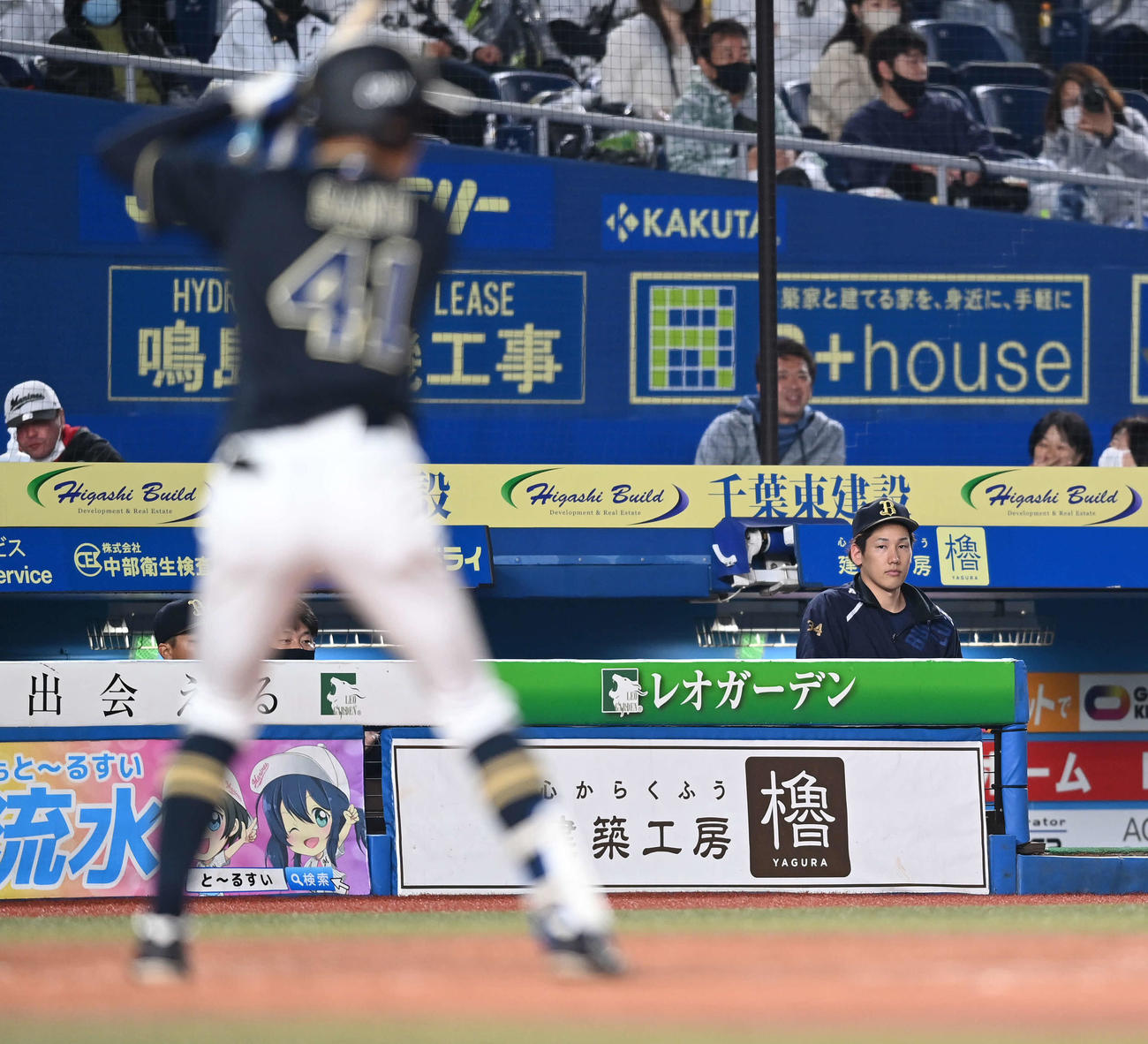 ロッテ対オリックス　1打席も立たずに代打を送られ、2回表の攻撃をベンチで見守るオリックス吉田正（撮影・鈴木みどり）