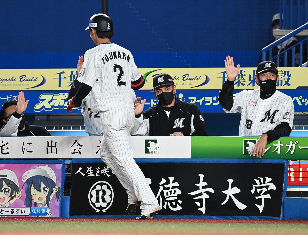 ロッテ対オリックス　4回裏ロッテ2死一、二塁、井口監督（中央）は3点本塁打を放った藤原（左）とエアタッチ（撮影・山崎安昭）
