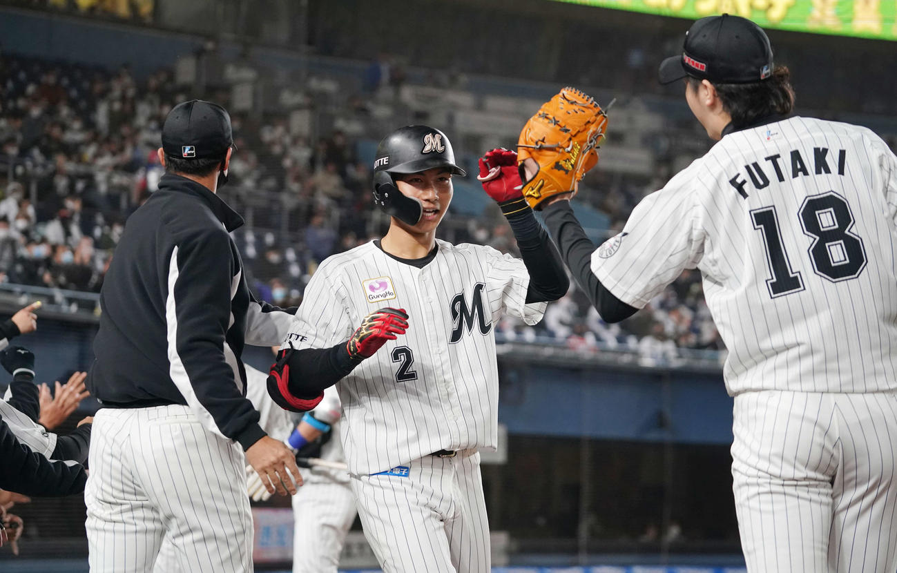 ロッテ対オリックス　4回裏ロッテ2死一、二塁、右越え3点本塁打を放った藤原（中央）は二木（右）とタッチを交わす（撮影・鈴木みどり）