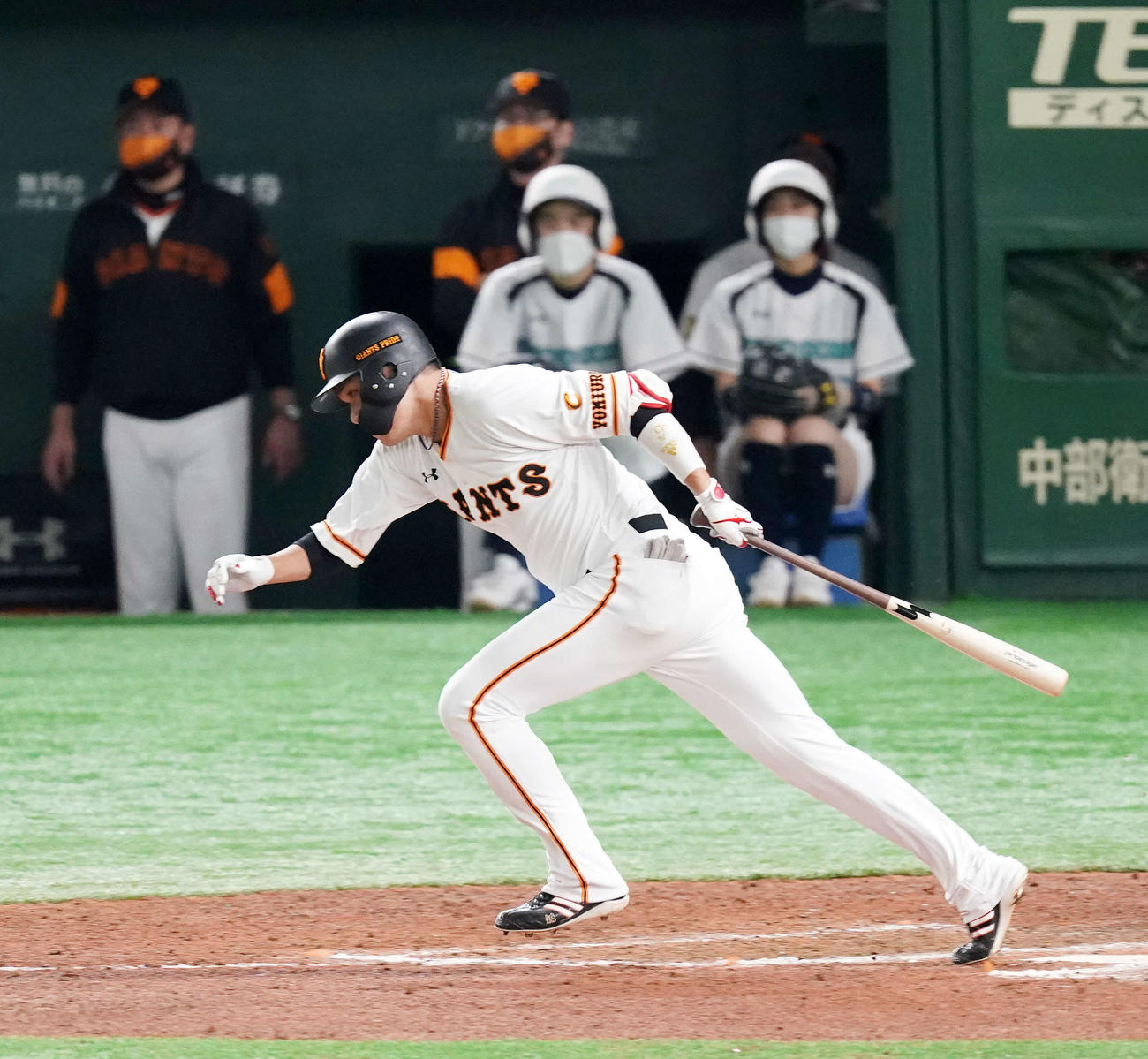 巨人対ヤクルト　8回裏巨人1死一、三塁、坂本の遊ゴロの間に1点あげる（撮影・江口和貴）
