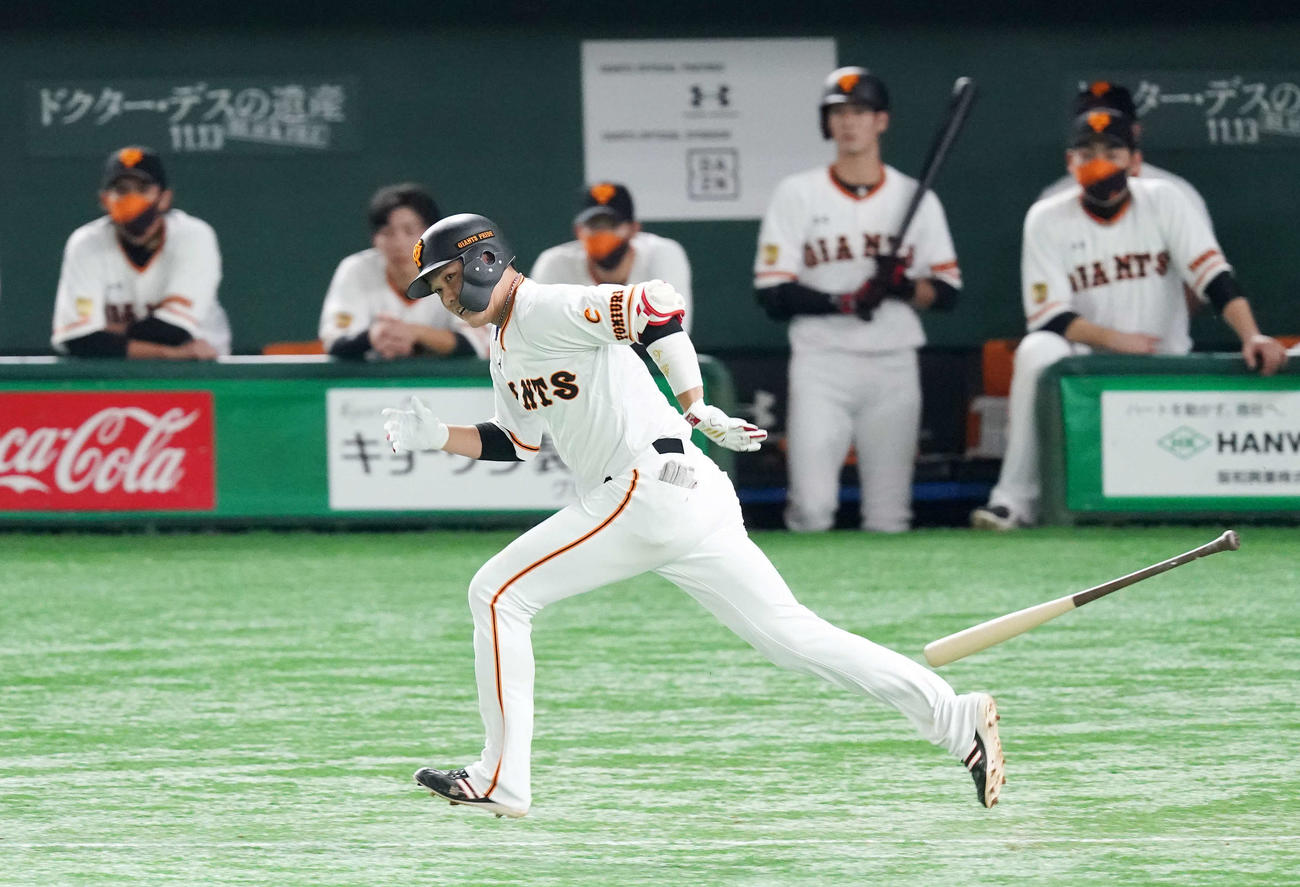 巨人対ヤクルト　8回裏巨人1死一、三塁、坂本の遊ゴロの間に1点あげる（撮影・江口和貴）