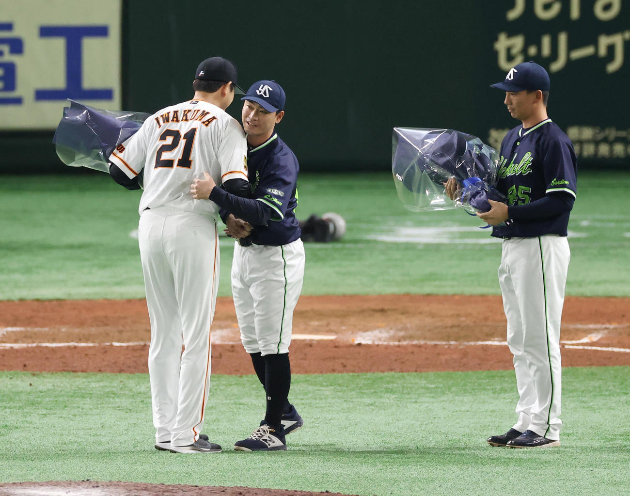 巨人対ヤクルト　巨人岩隈（左）の引退セレモニーで花束を贈呈するヤクルト青木（中央）と嶋（撮影・垰建太）