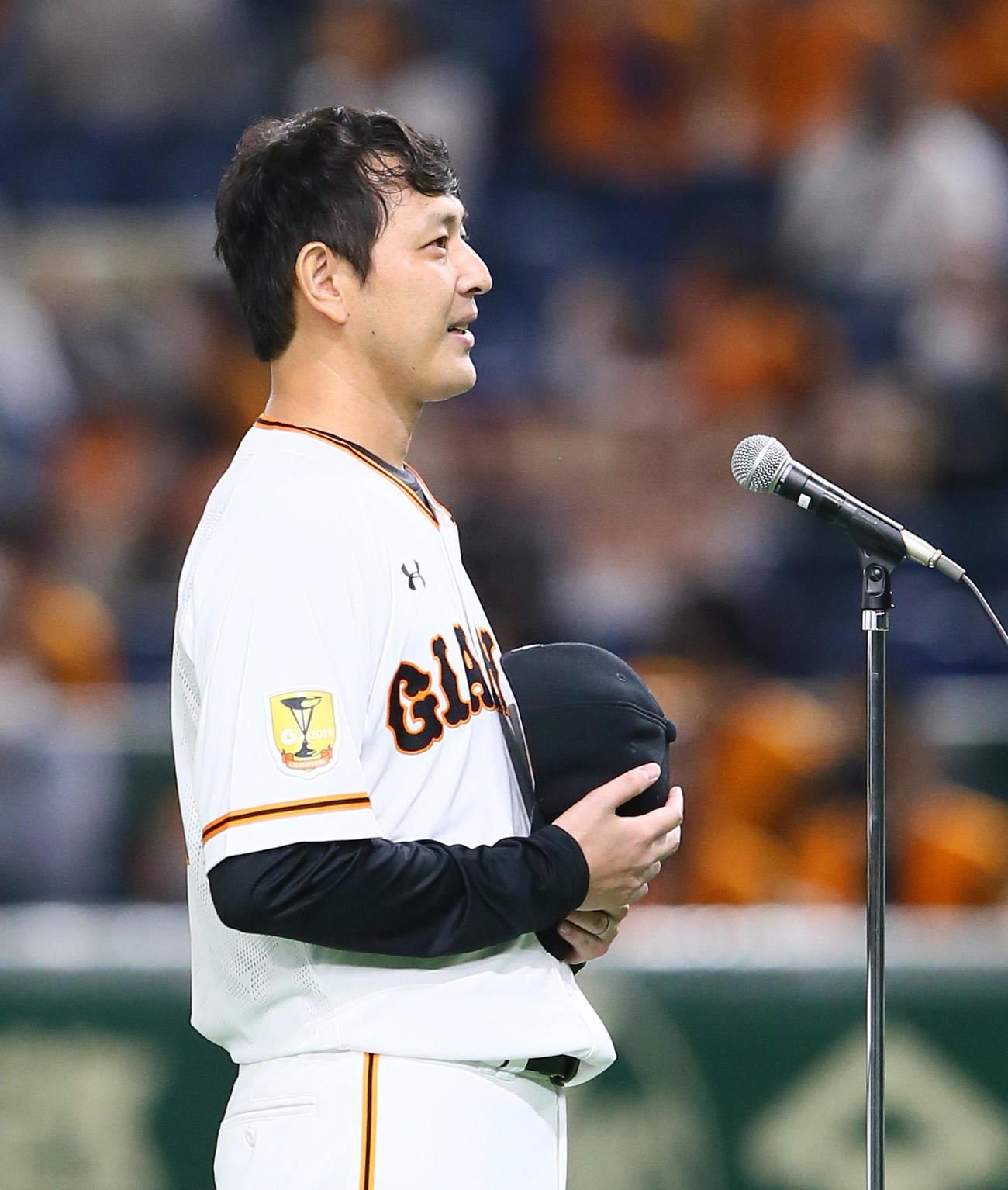巨人対ヤクルト　引退セレモニーであいさつする巨人岩隈（撮影・足立雅史）