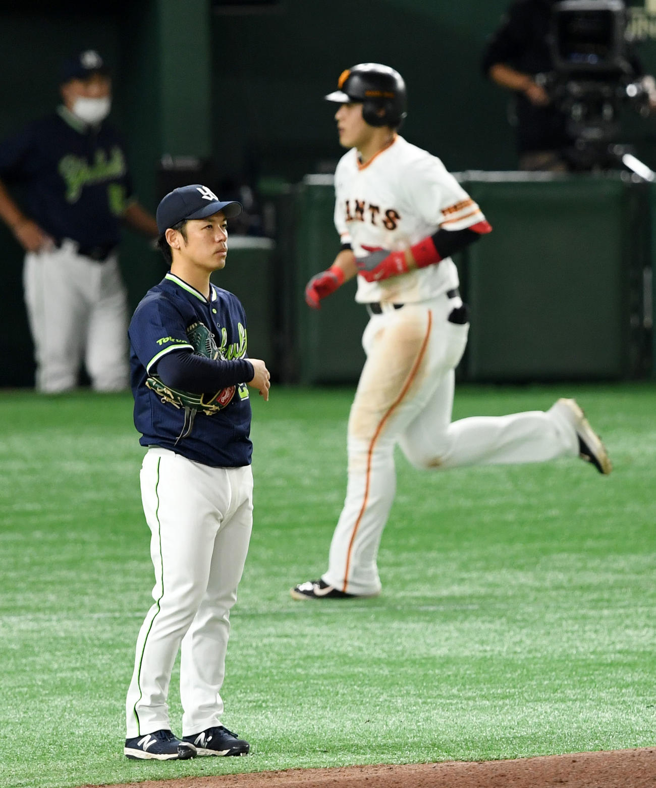 巨人対ヤクルト　5回裏巨人無死、岡本に右中間への本塁打を浴び肩を落とす小川（撮影・横山健太）