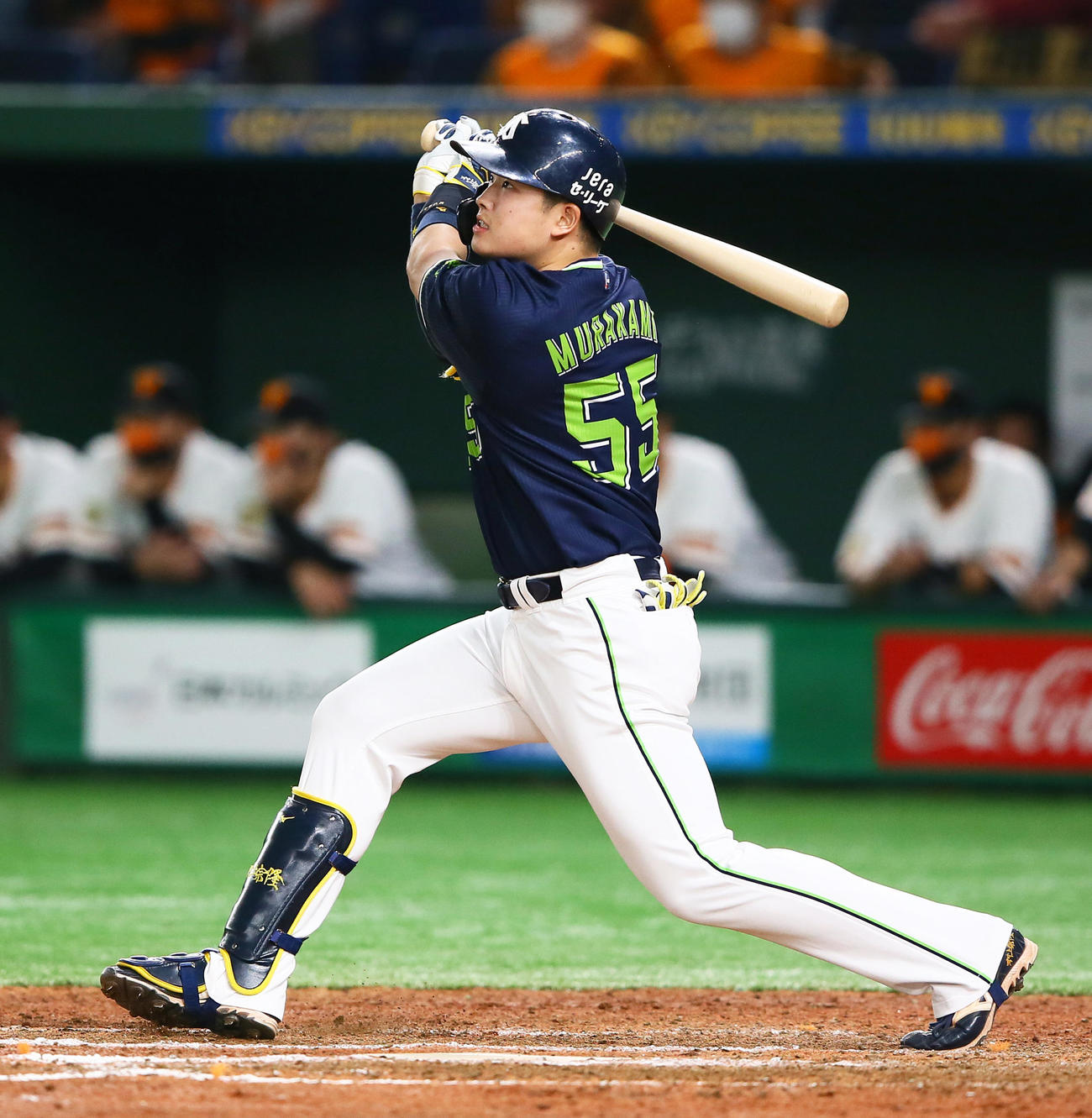 巨人対ヤクルト　9回表ヤクルト無死、左越え本塁打を放つ村上（撮影・足立雅史）