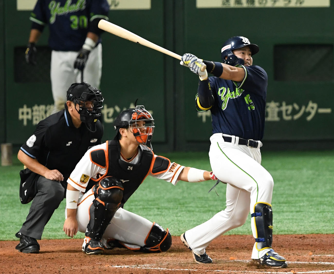 巨人対ヤクルト　7回表ヤクルト無死、中越え本塁打を放つ村上（撮影・横山健太）