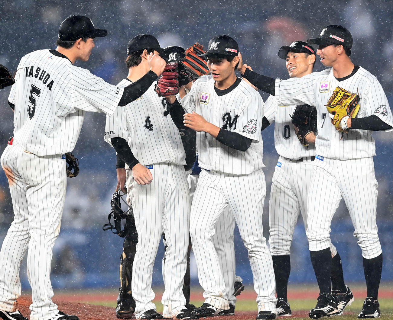 オリックスに勝利しタッチを交わす藤原（中央）らロッテナイン（撮影・鈴木みどり）