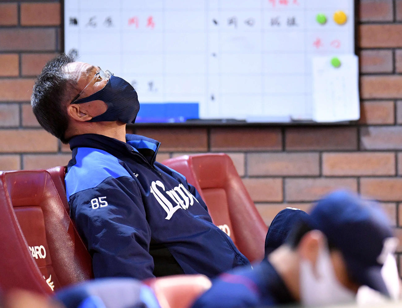 10回表が無得点に終わり上を向く西武辻監督（撮影・滝沢徹郎）