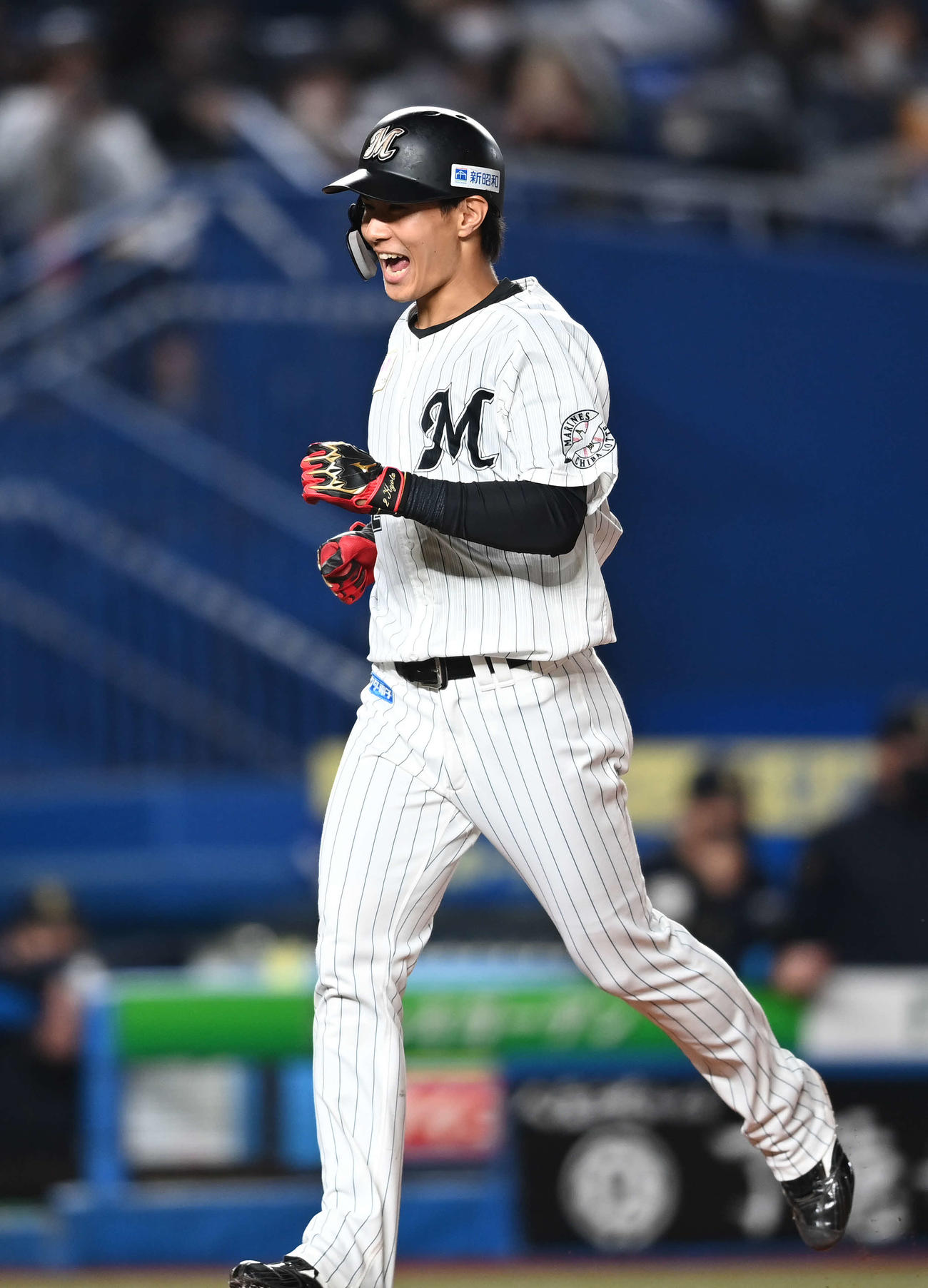 ロッテ対オリックス　4回裏ロッテ2死一、二塁、右越え3点本塁打を放った藤原は笑顔で生還（撮影・鈴木みどり）