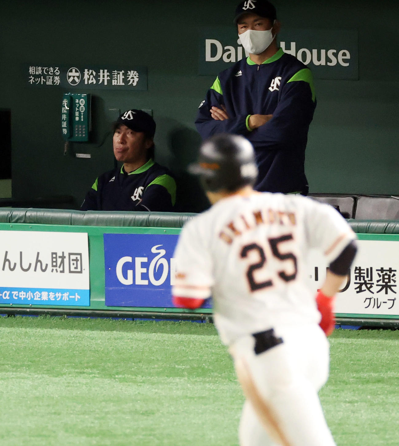 巨人対ヤクルト　5回裏巨人無死、岡本（手前）に2本目となるソロ本塁打を浴び渋い表情の高津監督（左）（撮影・垰建太）