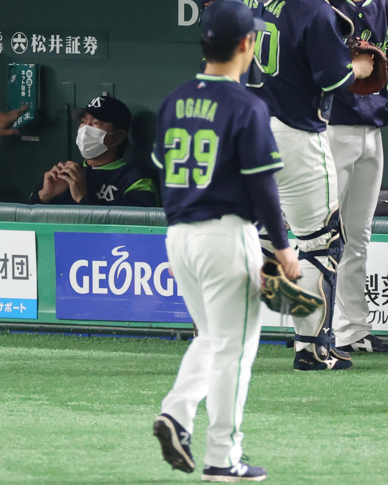 巨人対ヤクルト　5回裏の登板を終え引き揚げるヤクルト先発の小川（手前）を横目に厳しい表情の高津監督（撮影・垰建太）