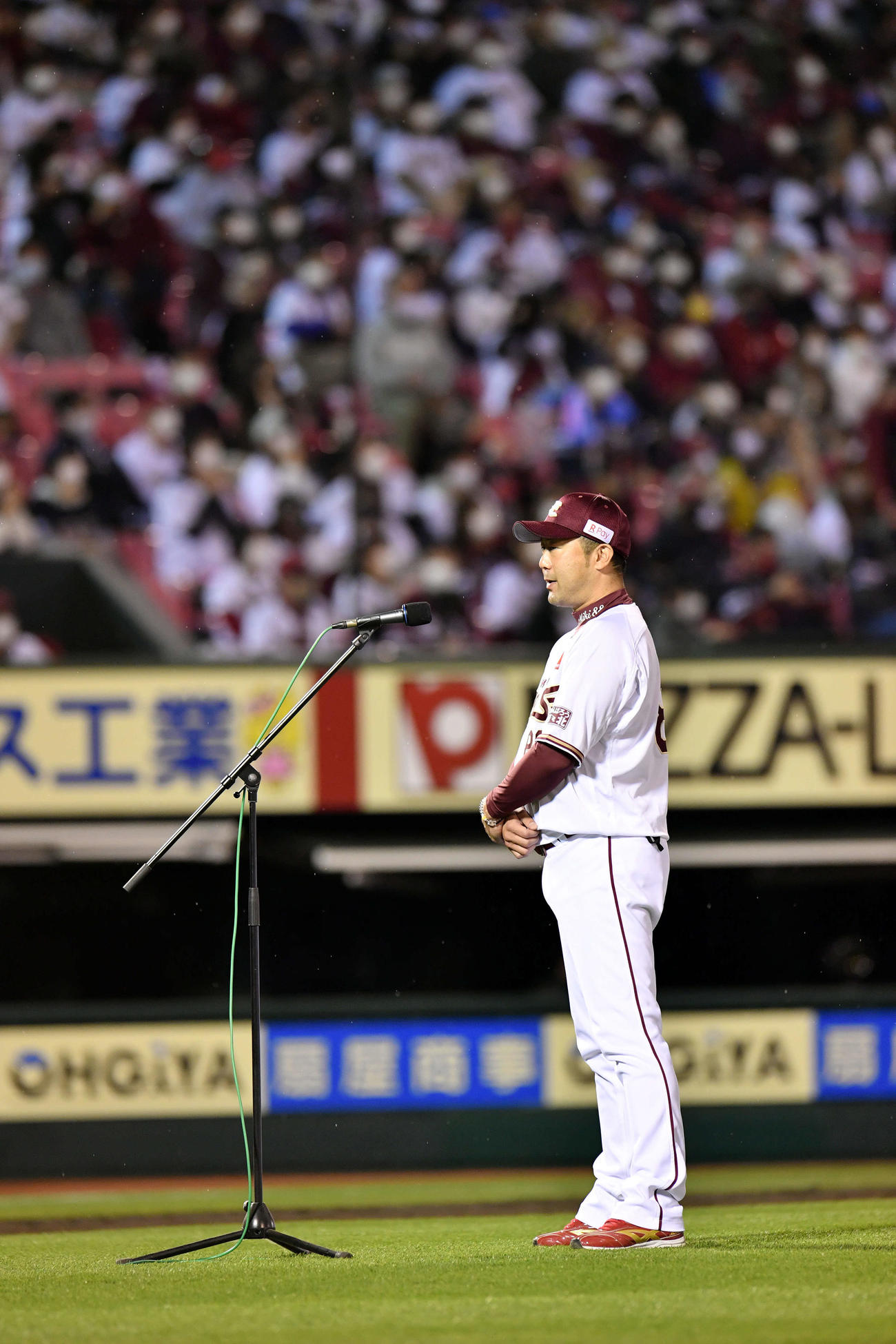 楽天対西武　シーズン最後の試合が終わりあいさつする楽天三木監督（撮影・滝沢徹郎）