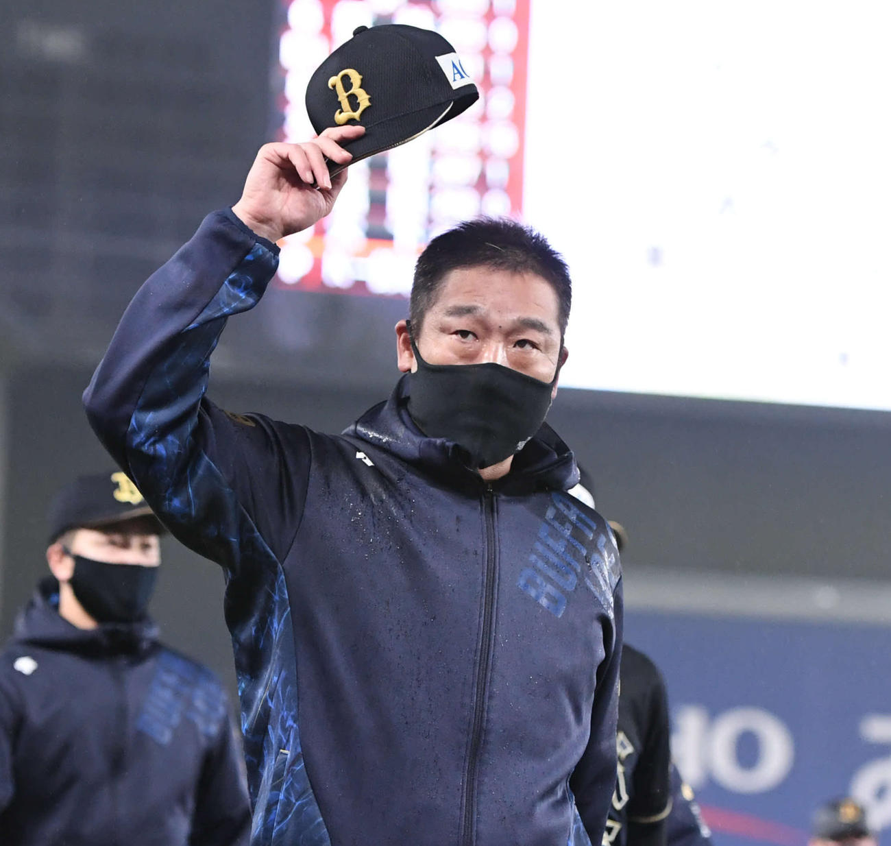 ロッテ対オリックス　ZOZOでの最終戦を終えてファンにあいさつするオリックス中嶋監督代行（撮影・山崎安昭）